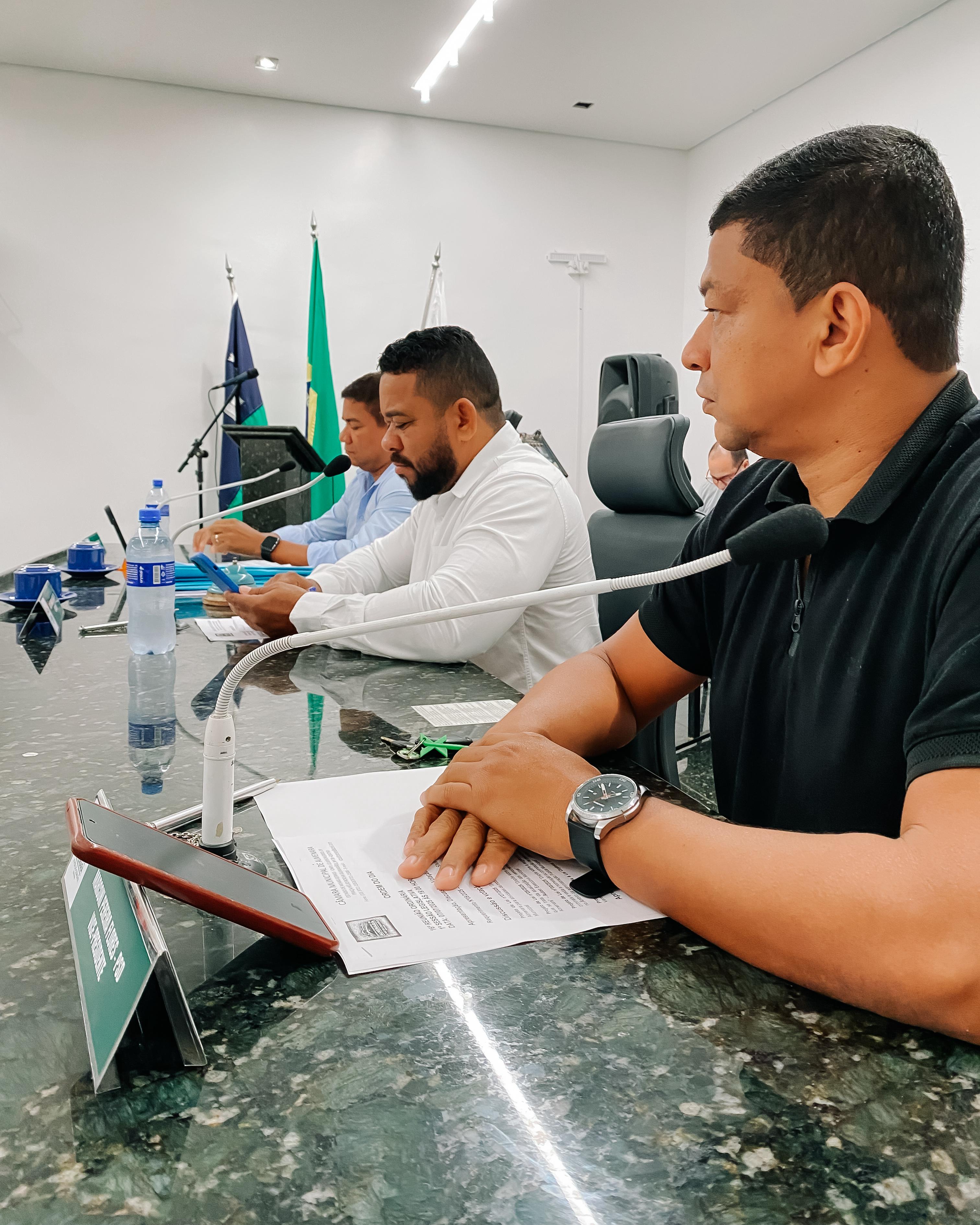 Imagem Notica: Câmara Municipal de Almenara Realiza Reunião Ordinária com Aprovados e Discussões de Projetos de Lei