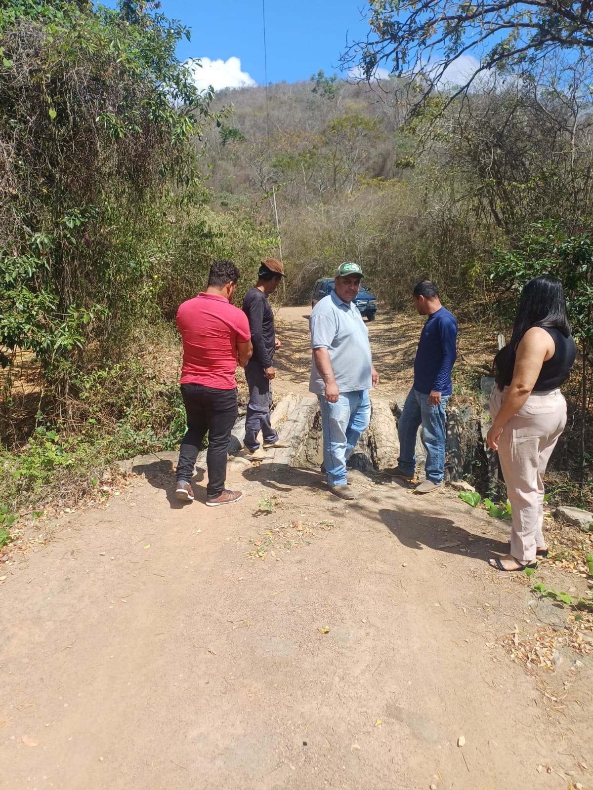 Vereadores em ação! - Vereadores de Comercinho realizaram visita ao pontilhão da comunidade Ceará.