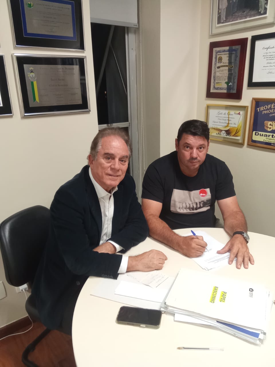 O Presidente da Câmara Municipal de Comercinho-MG, Clécio Machado Lima e vereador Evandro levam demandas de Comercinho a deputado estadual