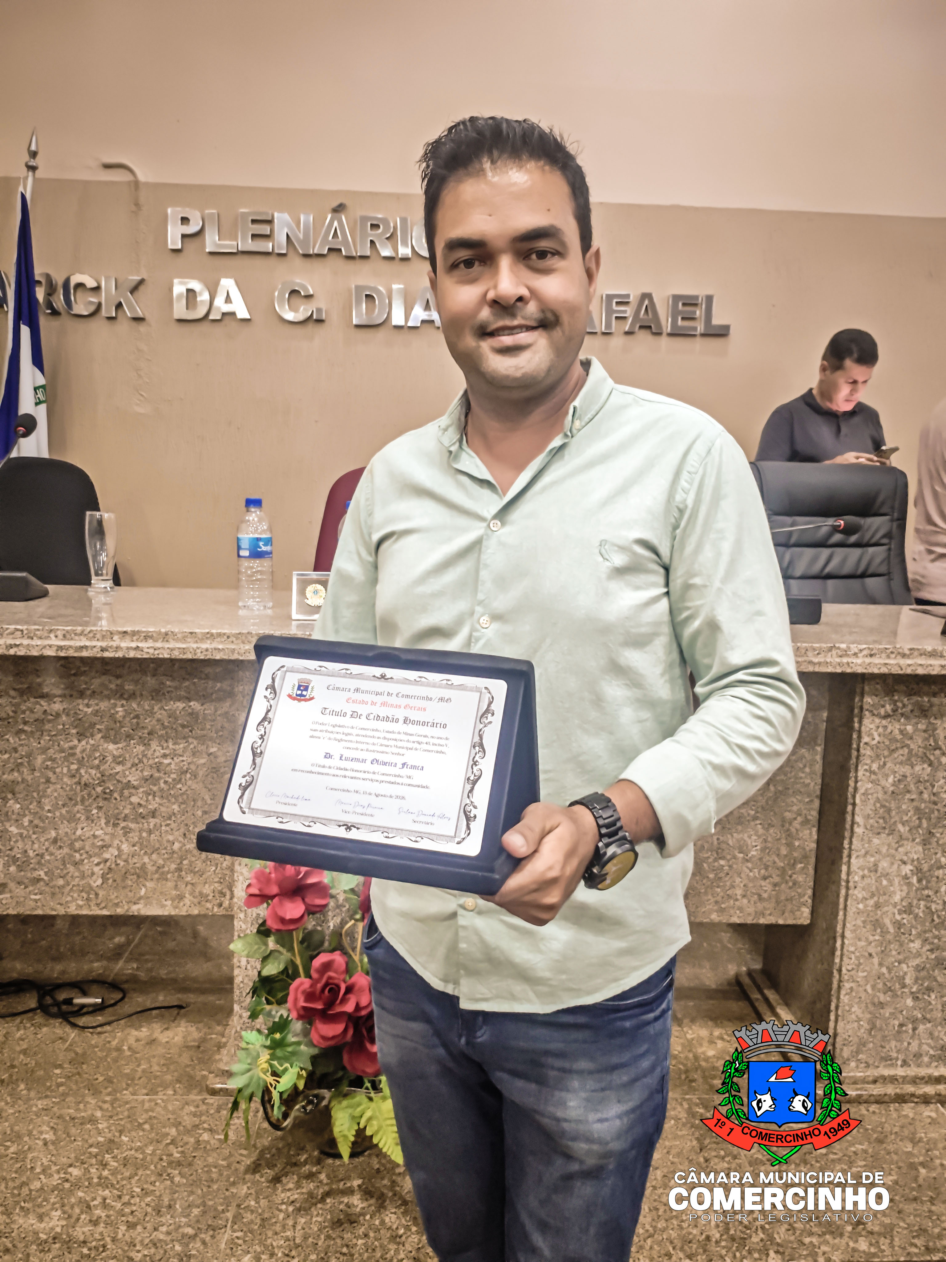 Imagem da notícia: Dr. Luizmar Oliveira França recebe Título de Cidadão Honorário de Comercinho