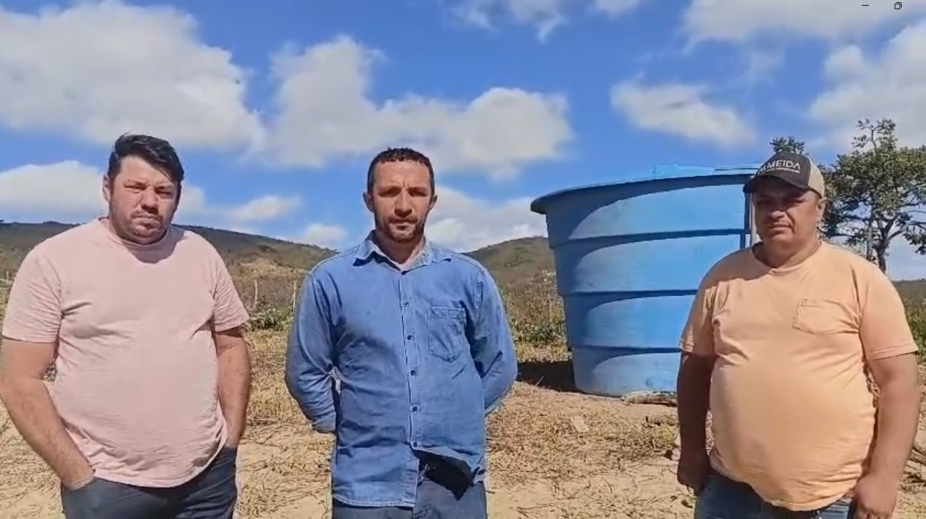 Imagem da notícia: Presidente da Câmara e vereadores acompanham instalação de nova caixa d’água na comunidade Lajinha.