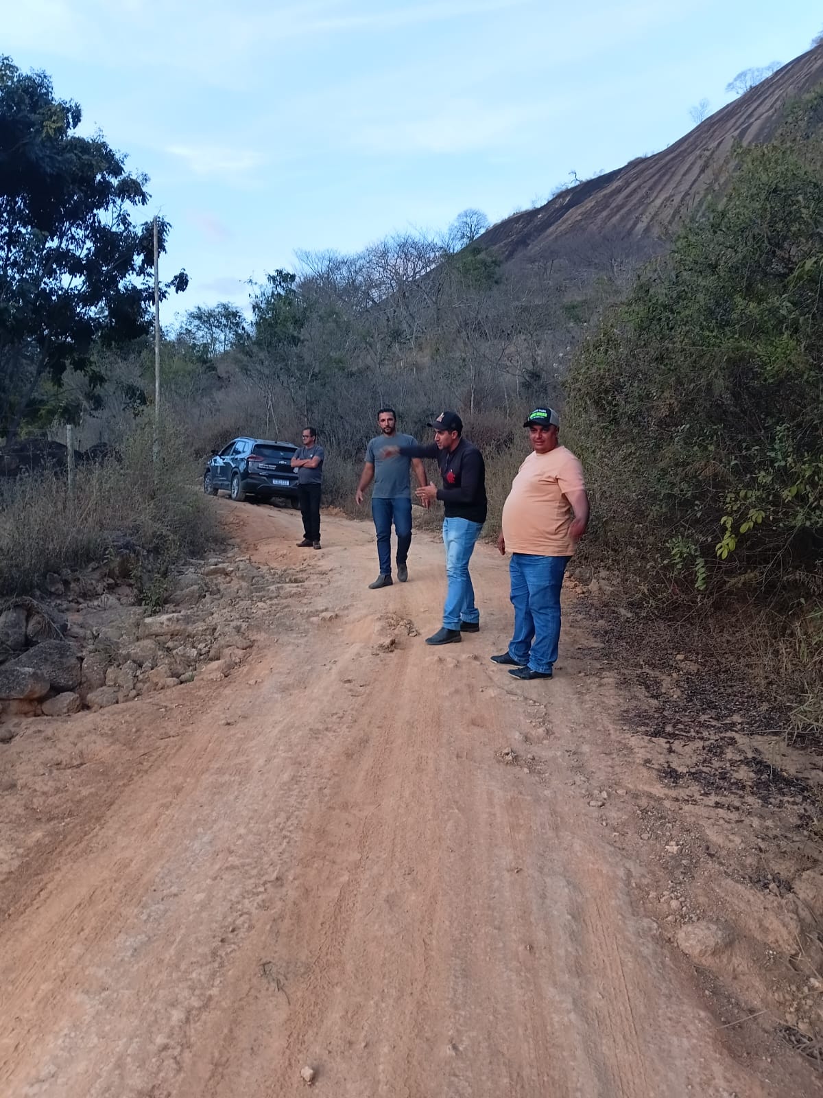 Imagem da notícia: Presidente da Câmara e vereadores fiscalizam trecho de estrada na zona rural.