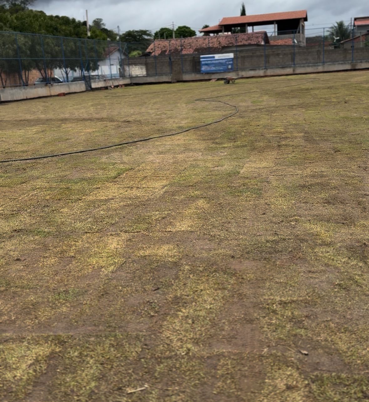 Reforma do Campo de Futebol do Bairro da Bahia Avança com Implantação do Novo Gramado